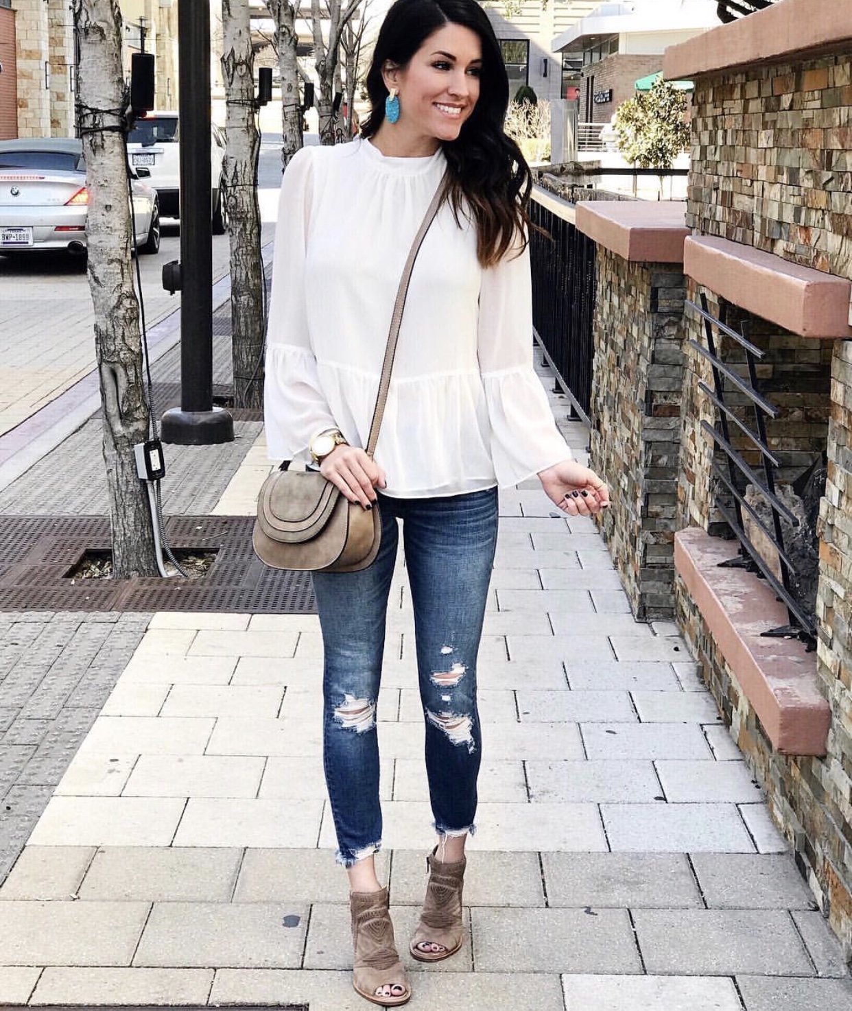 White blouse, skinny jeans, booties